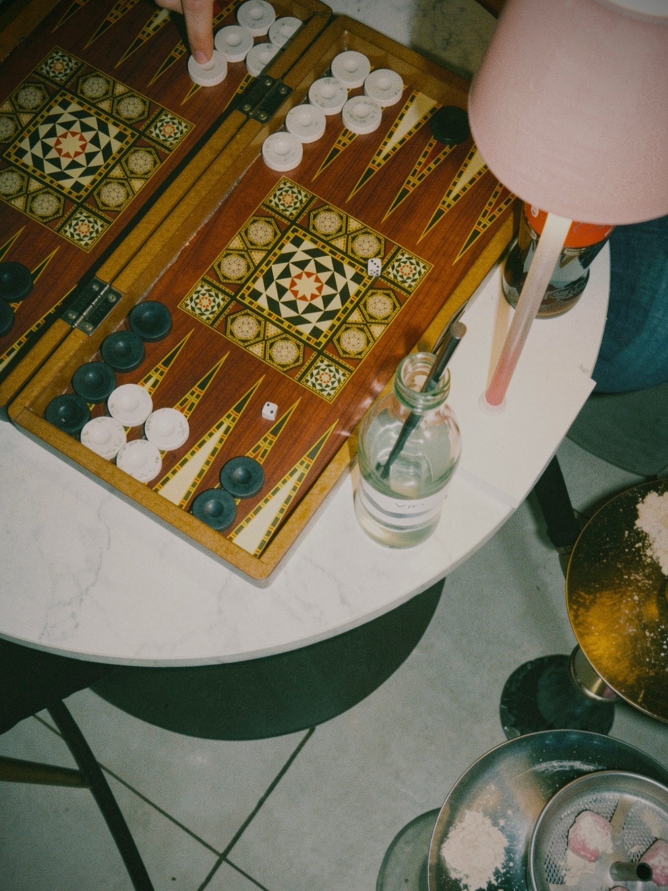 Backgammon-Spiel auf einem Marmortisch