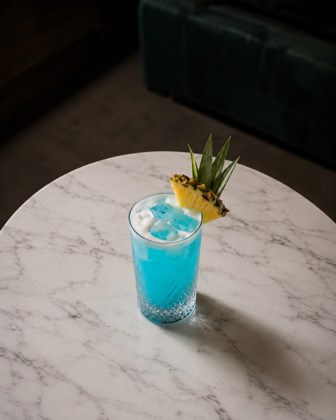 Blauer Cocktail mit Ananas auf Marmortisch