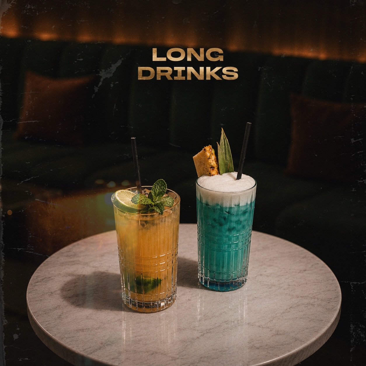 Zwei Longdrinks auf einem Marmortisch
