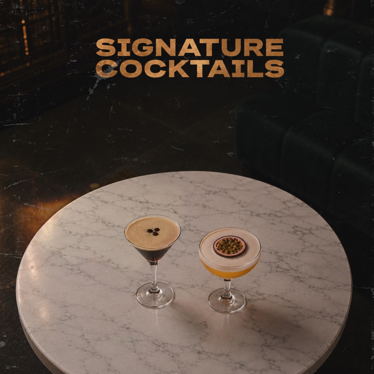Zwei Signature Cocktails auf einem Marmortisch